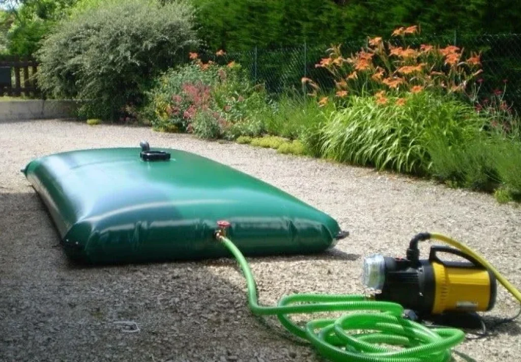 Citerne souple pour récupérer et stocker l'eau de pluie.