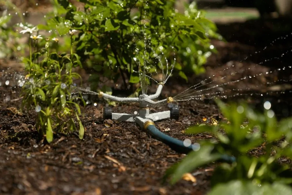 Système automatique d'arrosage des plantes du jardin.